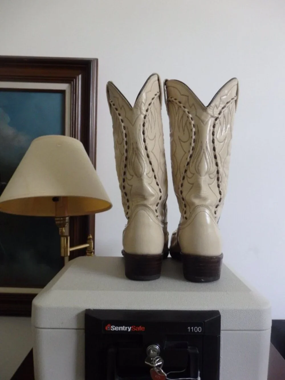 Dan Post Beige cowboy boots with buck stitching. Good shape  size 8 EW